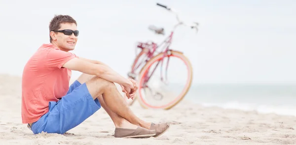 Mann radelt am Strand — Stockfoto