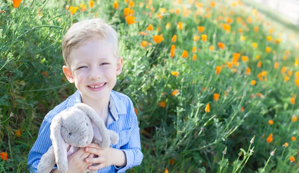 Menino na primavera — Fotografia de Stock