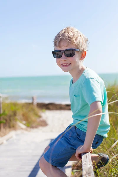 Niño en la playa —  Fotos de Stock