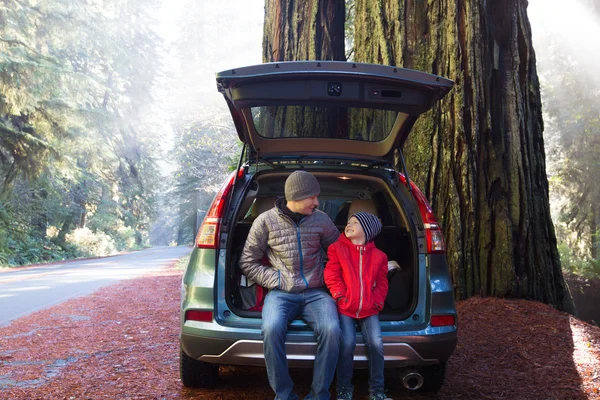 Famille dans la forêt de séquoias — Photo