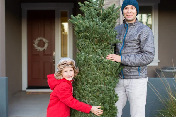 Family buying christmas tree — Stock Photo, Image