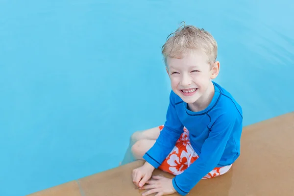 Kid in het zwembad — Stockfoto