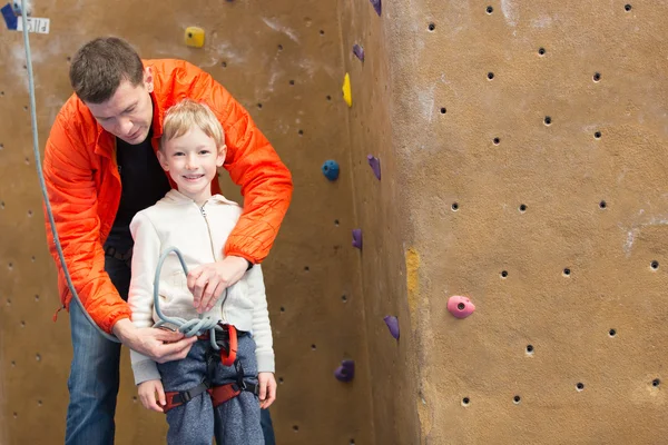 Family rock climbing — Stock Photo, Image