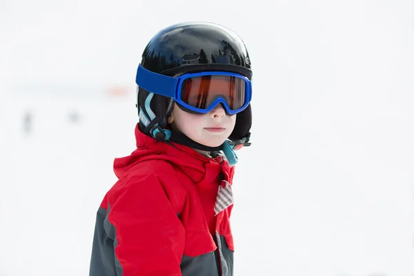 Малюк на лижах поодинці — стокове фото