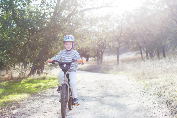 Ungen cykla ensam — Stockfoto