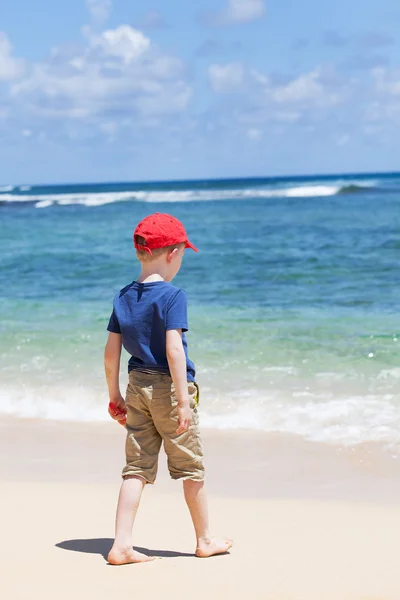 Miúdo na praia — Fotografia de Stock