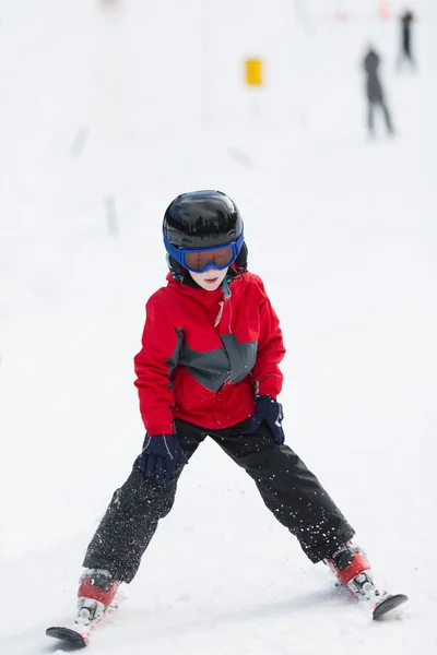 Niño esquiando solo —  Fotos de Stock