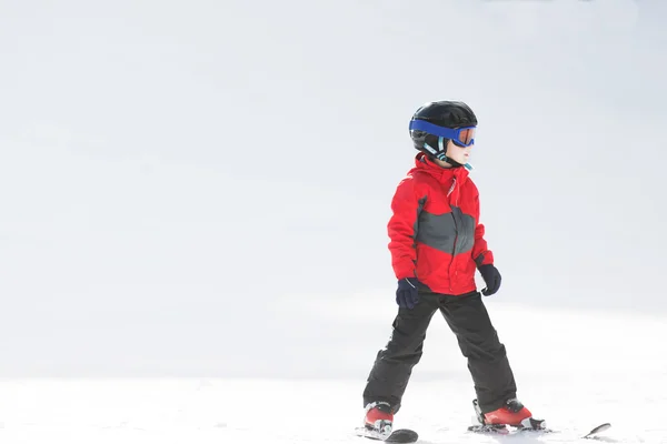 Niño esquiando solo —  Fotos de Stock
