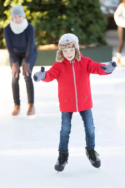 Patinaje sobre hielo familiar — Foto de Stock