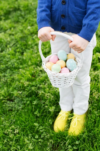 Kid på påsk — Stockfoto