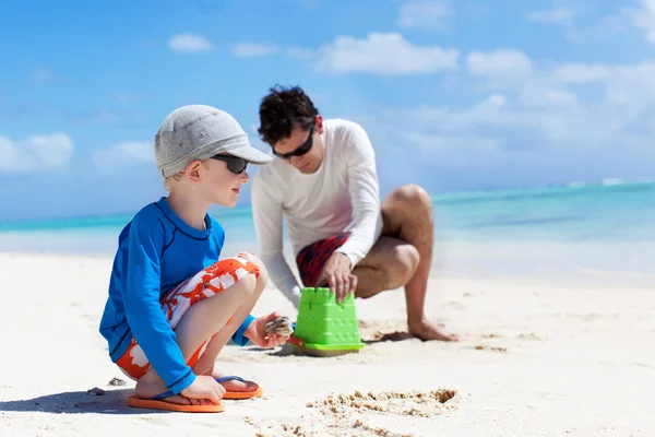 Famiglia costruzione castello di sabbia — Foto Stock