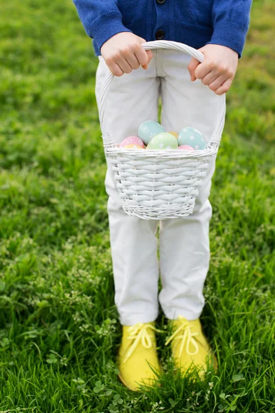 Niño en el tiempo de Pascua — Foto de Stock