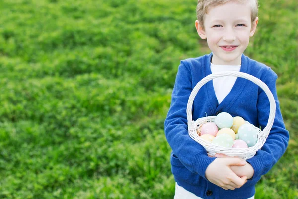 Niño en el tiempo de Pascua — Foto de Stock