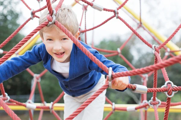 Miúdo no parque infantil — Fotografia de Stock