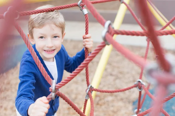 Niño en el patio de recreo — Foto de Stock