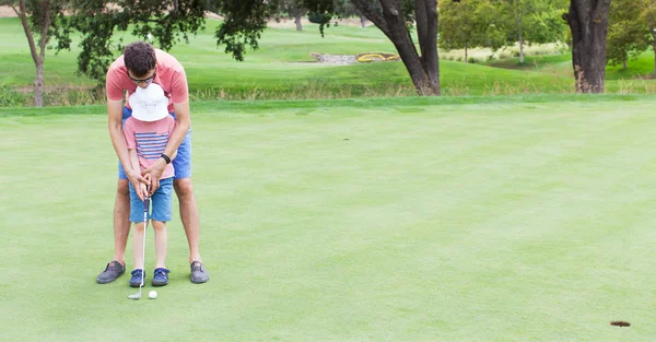 Família jogar golfe — Fotografia de Stock