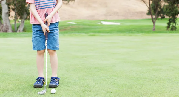 Niño jugando al golf — Foto de Stock