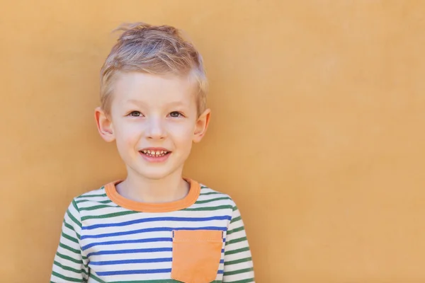 Ritratto di adorabile bambino — Foto Stock