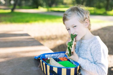 Öğle yemeği yemeyi temel