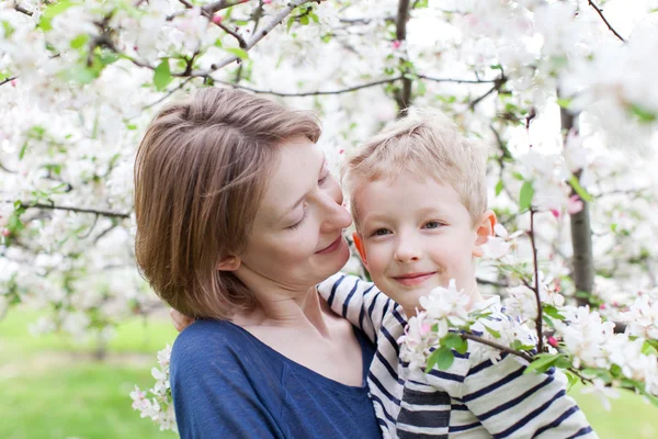 Madre e figlio in primavera — Foto Stock