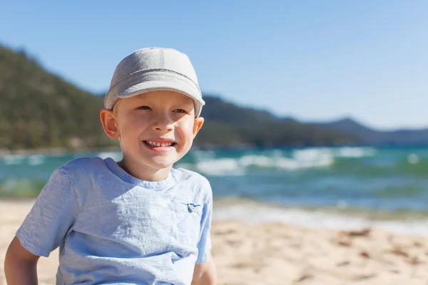 Bambino in spiaggia — Foto Stock