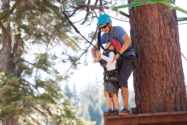 Οικογένεια στο πάρκο treetop — Φωτογραφία Αρχείου