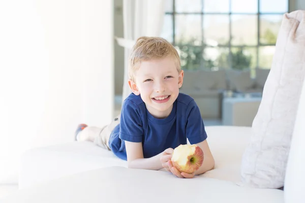 Kid харчової apple — стокове фото