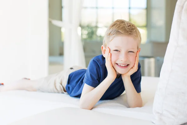 Feliz menino sorridente — Fotografia de Stock