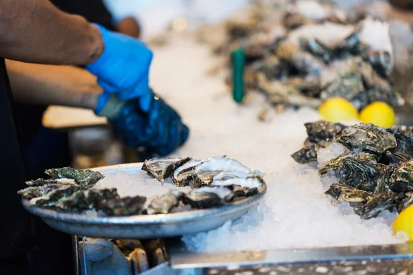 Close-up of shucking oysters — Stock Photo, Image