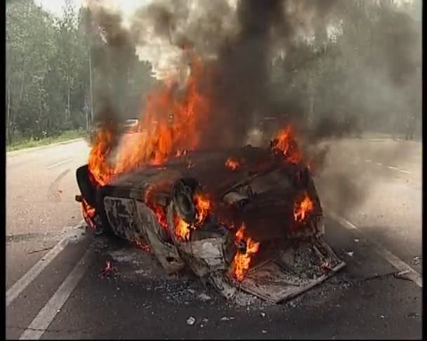 Горящий автомобиль — стоковое видео