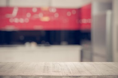 Mutfaktaki tahta masa.