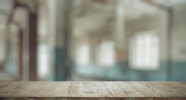 eski odasında ahşap masa