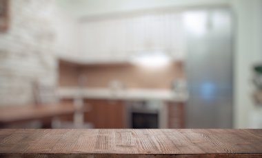 Mutfaktaki tahta masa.