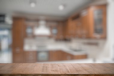 Mutfaktaki tahta masa.