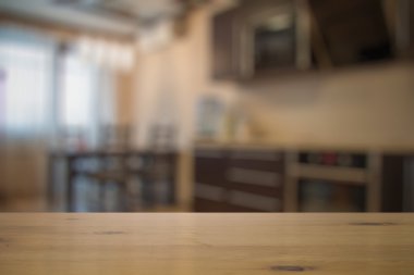 Mutfaktaki tahta masa.