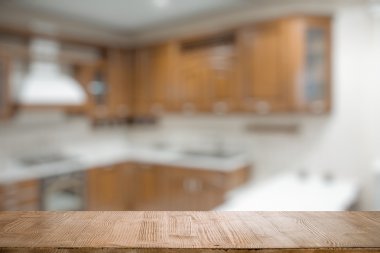 Mutfaktaki tahta masa.