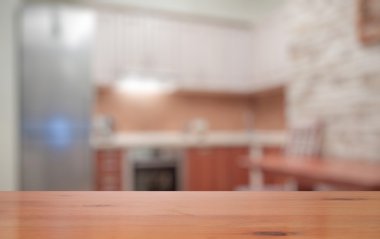 Mutfaktaki tahta masa.