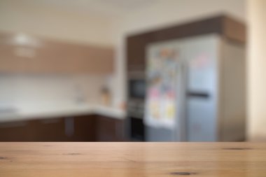 Mutfaktaki tahta masa.