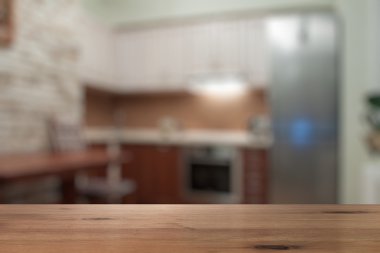 Mutfaktaki tahta masa.