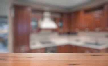 Mutfaktaki tahta masa.