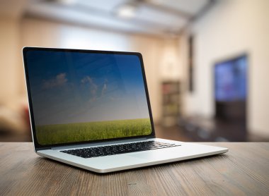 Odada ahşap masa üstünde bilgisayar