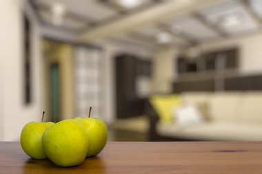 Tahta masada yeşil elmalar