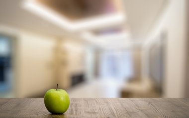 ahşap masa üstünde elma