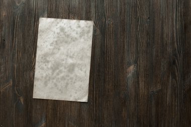 Ahşap zemin üzerine beyaz kağıt 