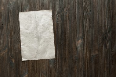 Ahşap zemin üzerine beyaz kağıt 