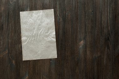 Ahşap zemin üzerine beyaz kağıt 