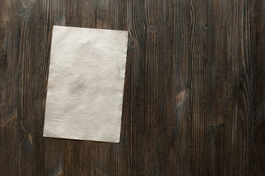 Ahşap zemin üzerine beyaz kağıt 