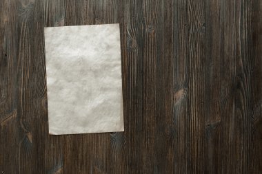 Ahşap zemin üzerine beyaz kağıt 