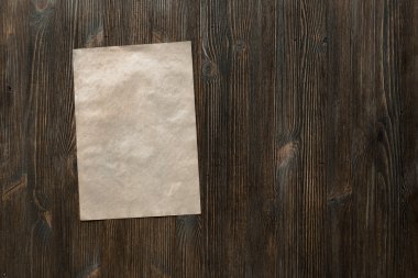 Ahşap zemin üzerine beyaz kağıt 