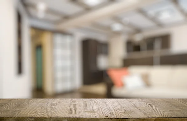 Mesa de madera en el salón — Foto de Stock